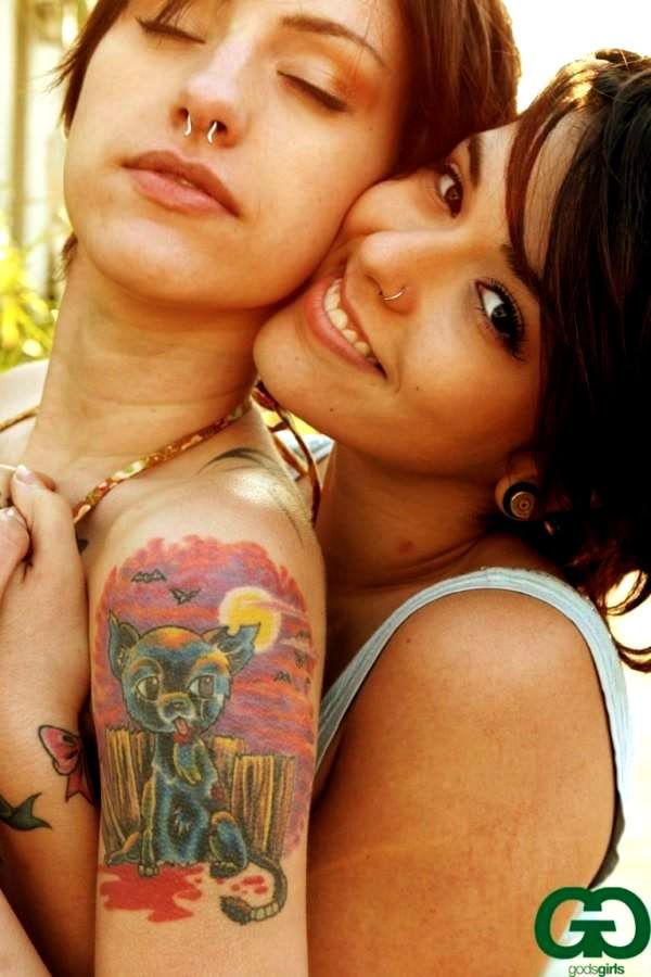 Лесбиянки в татуировках используют вибратор во время секса