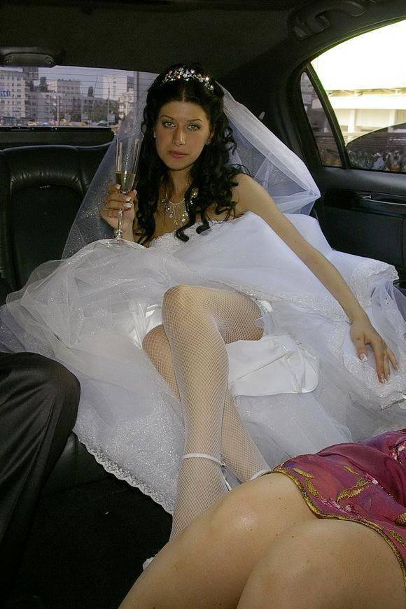 Полуголая невеста готова к брачной ночи