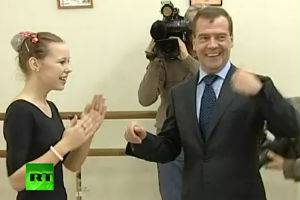 Медведев снова танцует