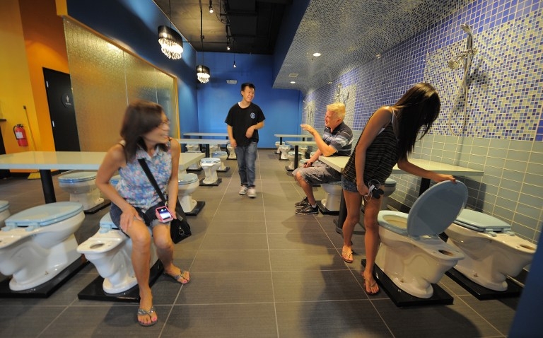 Скай Блю устраивает шоу в туалете ресторана