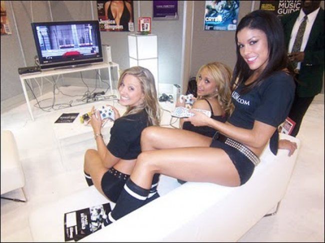 Три девушки играли в видеоигры пока их друг трахал каждый из них