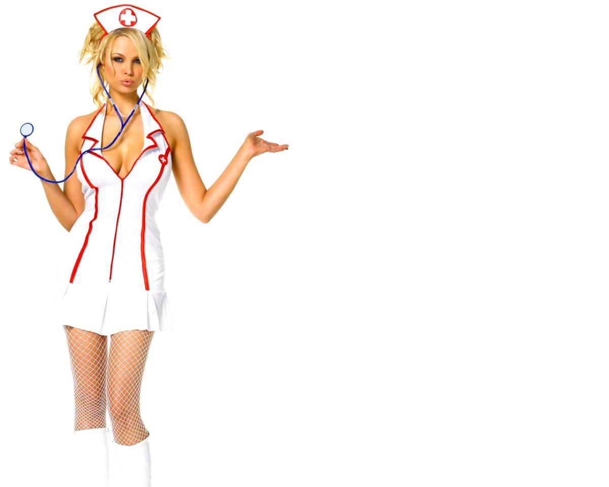 Брюнетка в костюме медсестры старательно показывает стриптиз получая от этого моральное удовлетворение 