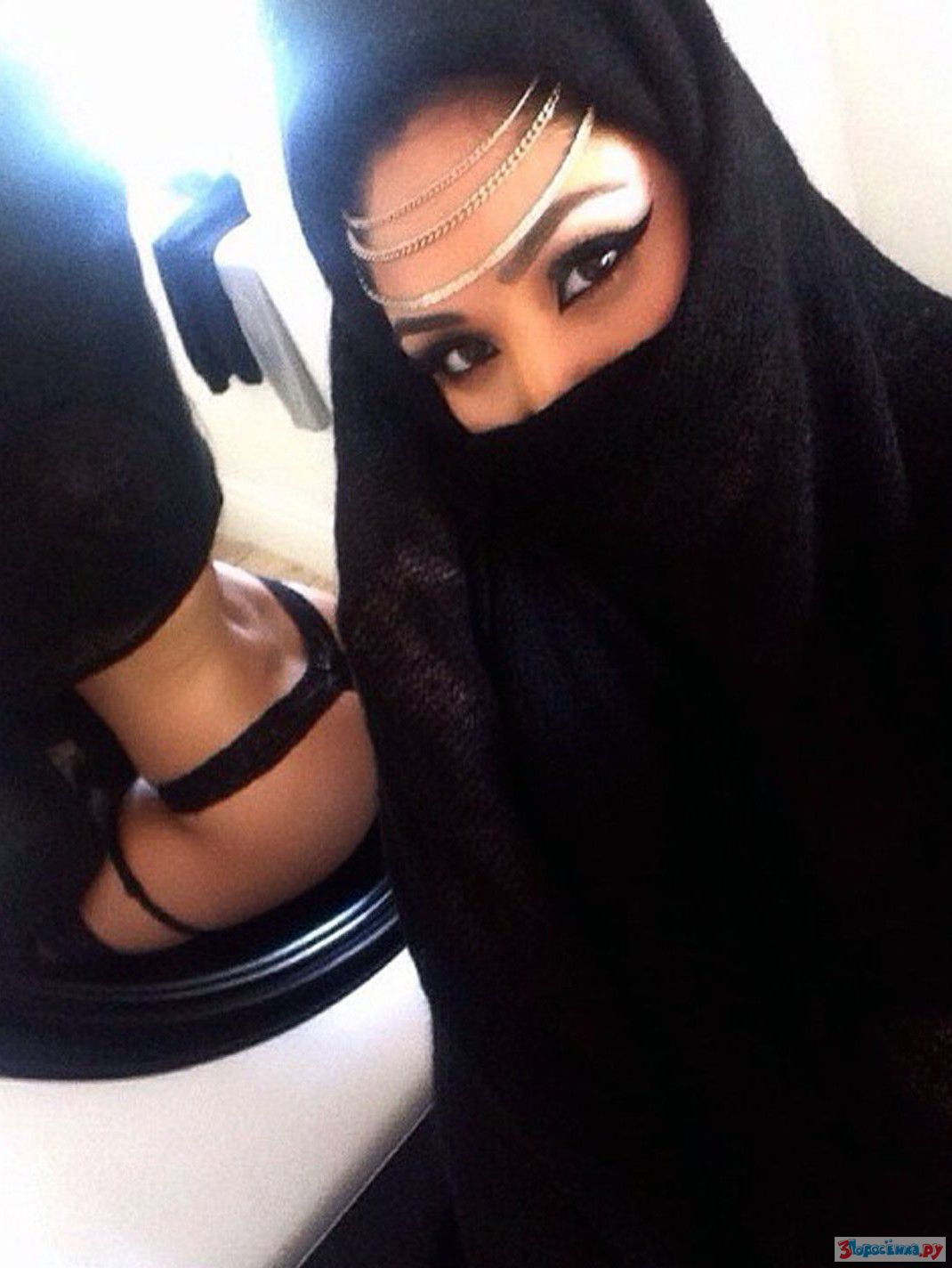 Арабская красавица в платке не устояла увидев торчащий член