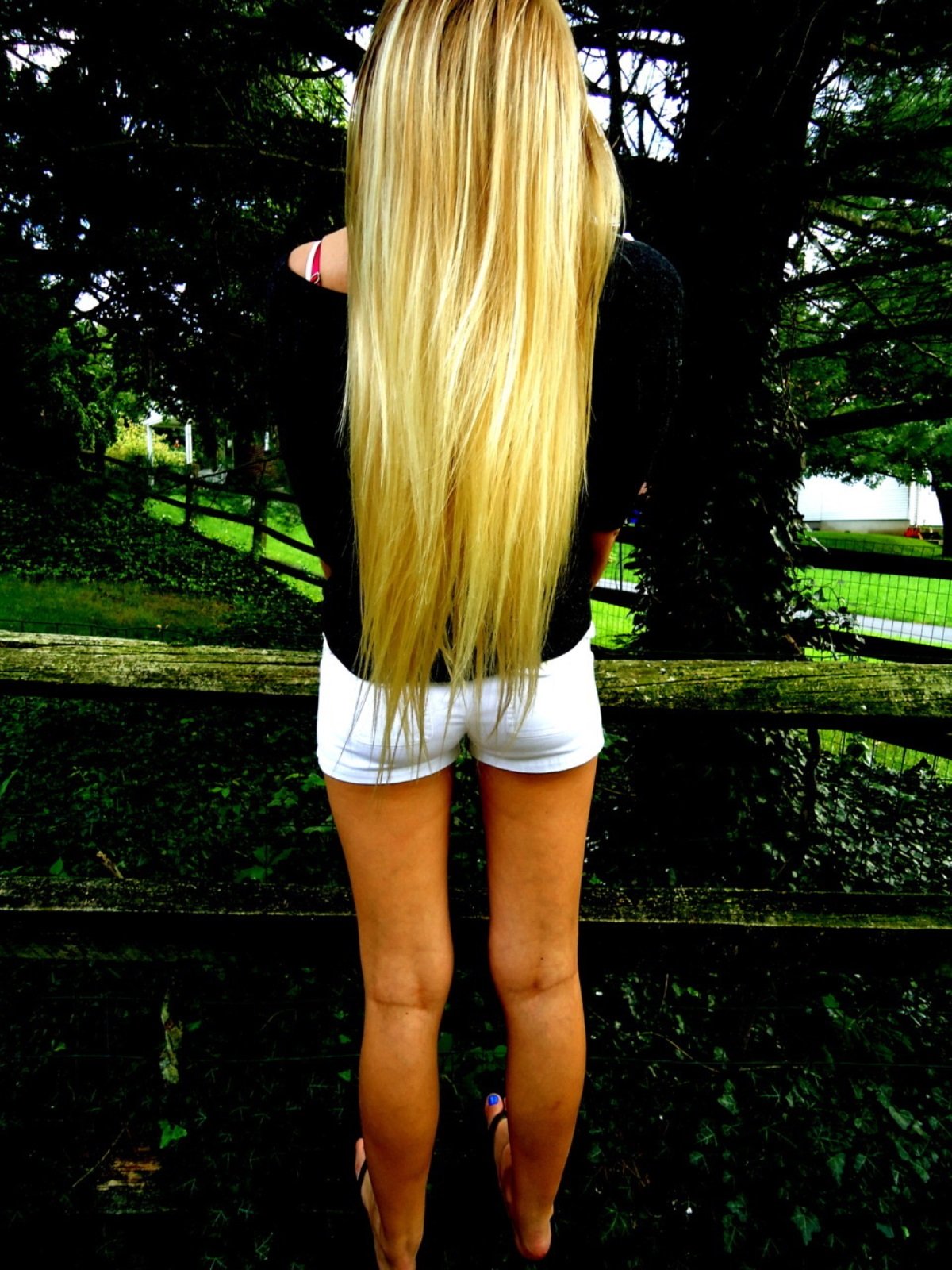 Блондинка с длинными волосами снимает форму