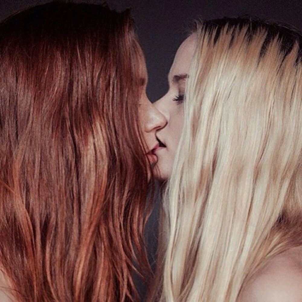 Блондинка с негритянкой разделись и целуются