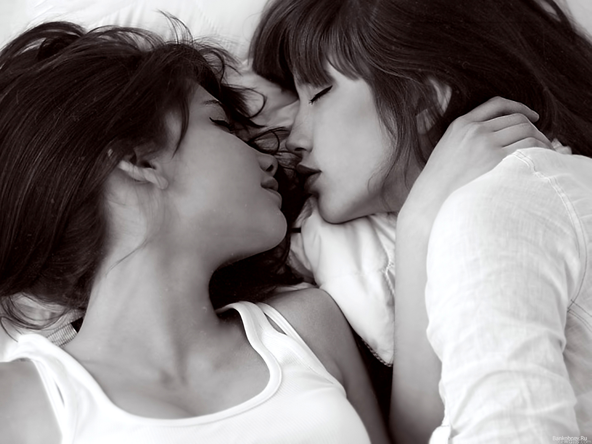 Две пышногрудые голые лесбиянки страстно целуются по видео чате онлайн
