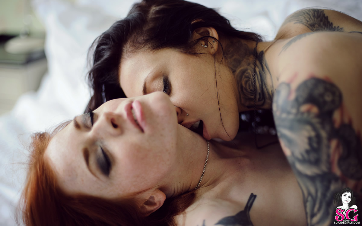 Лесбиянки в татуировках используют вибратор во время секса