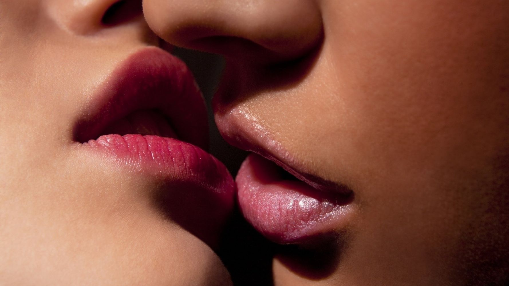 Поцелуи девушек с языком 63 фото