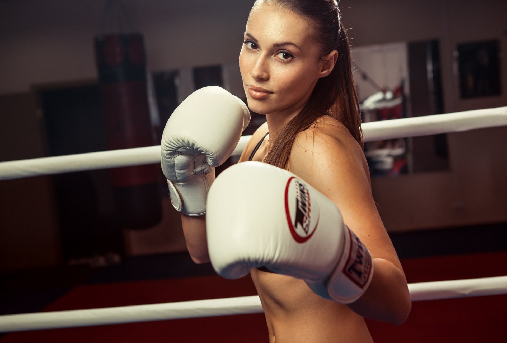 Русская спортсменка занимается боксом на заднем дворе и позирует в нижнем белье
