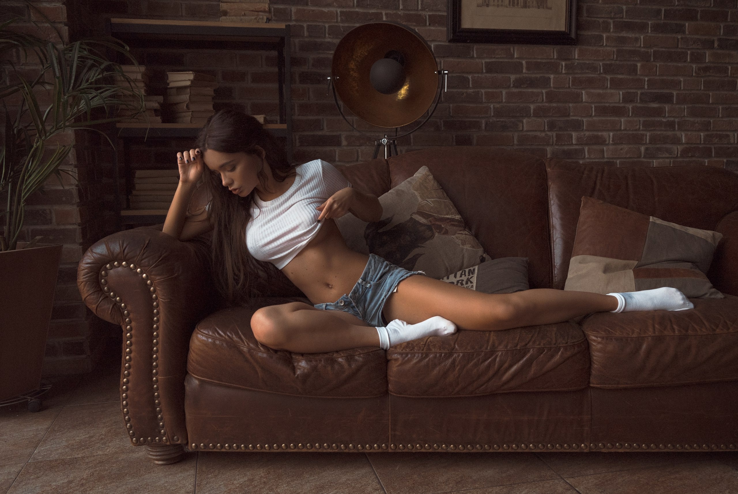 Раздетая и привлекательная девушка на диване