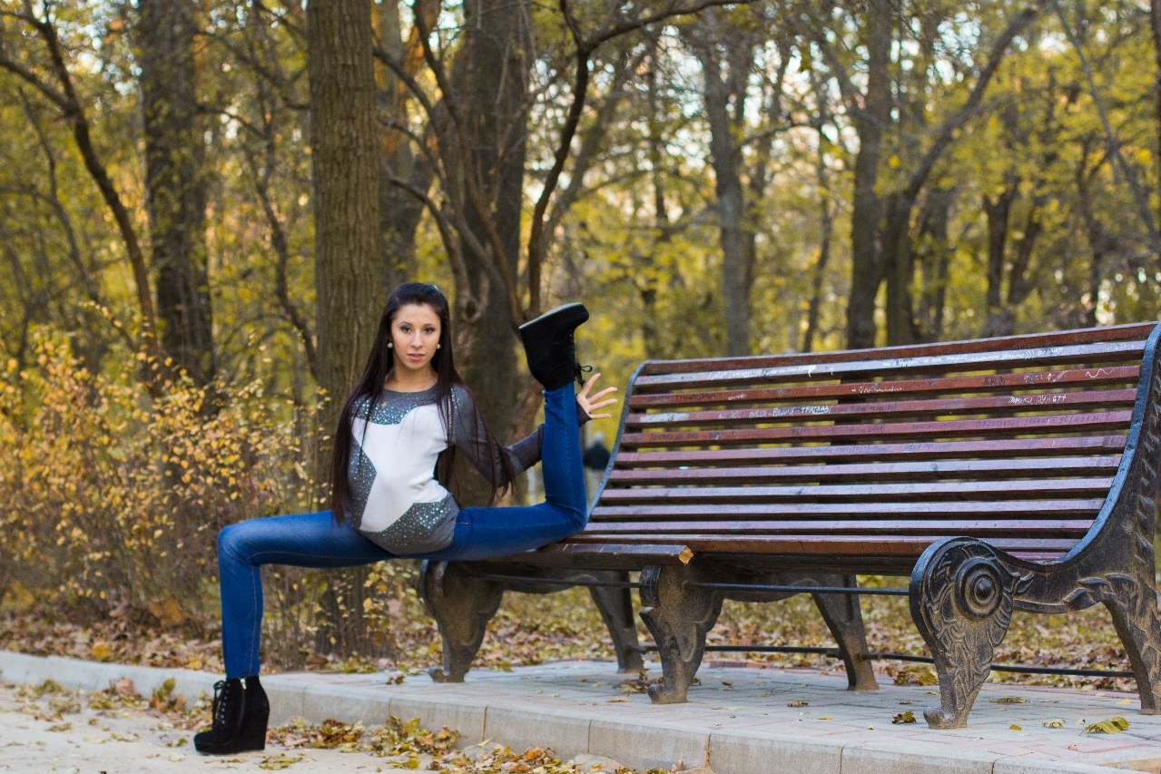 Кучерявая студентка сверкает в городском парке промежностью