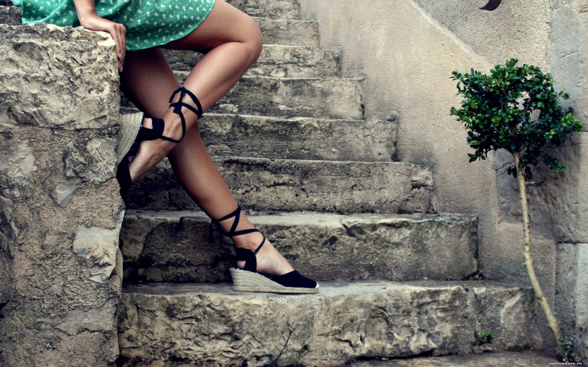 Фото зрелой девушки раздвигающей ноги на лестнице