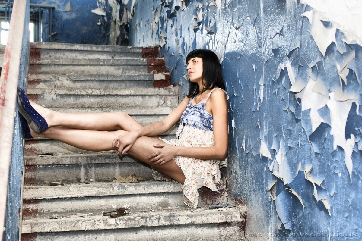 Фото девушки с волосатой пиздой на деревянной лестнице