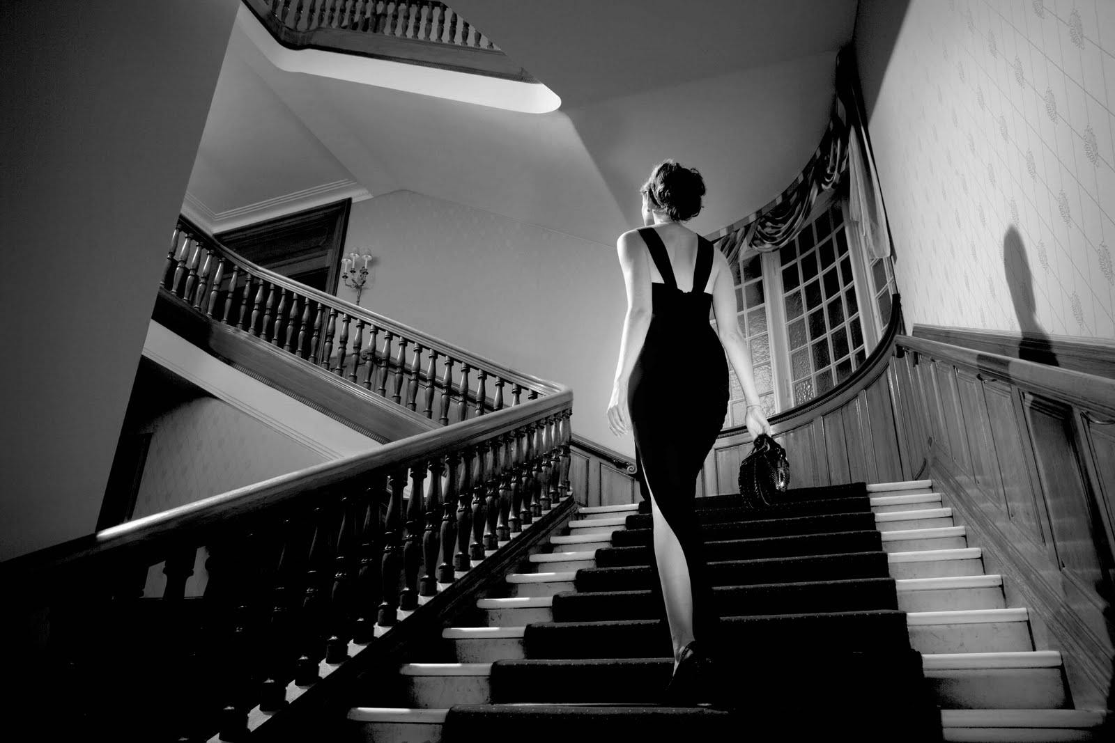 Анюта на лестнице - 86 фото