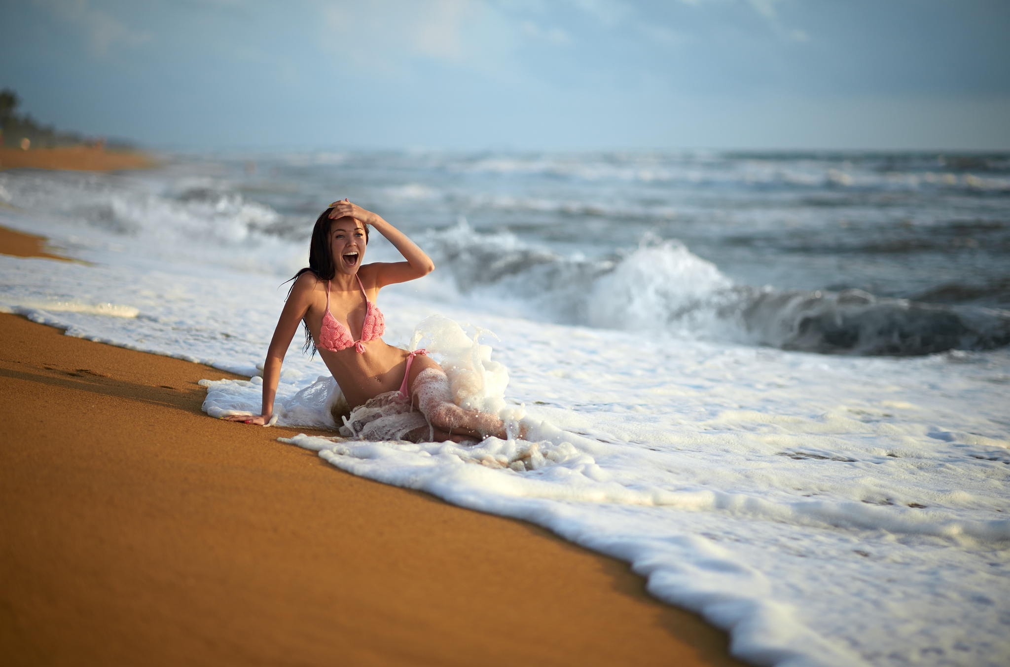 Молодая девочка на тёплом море