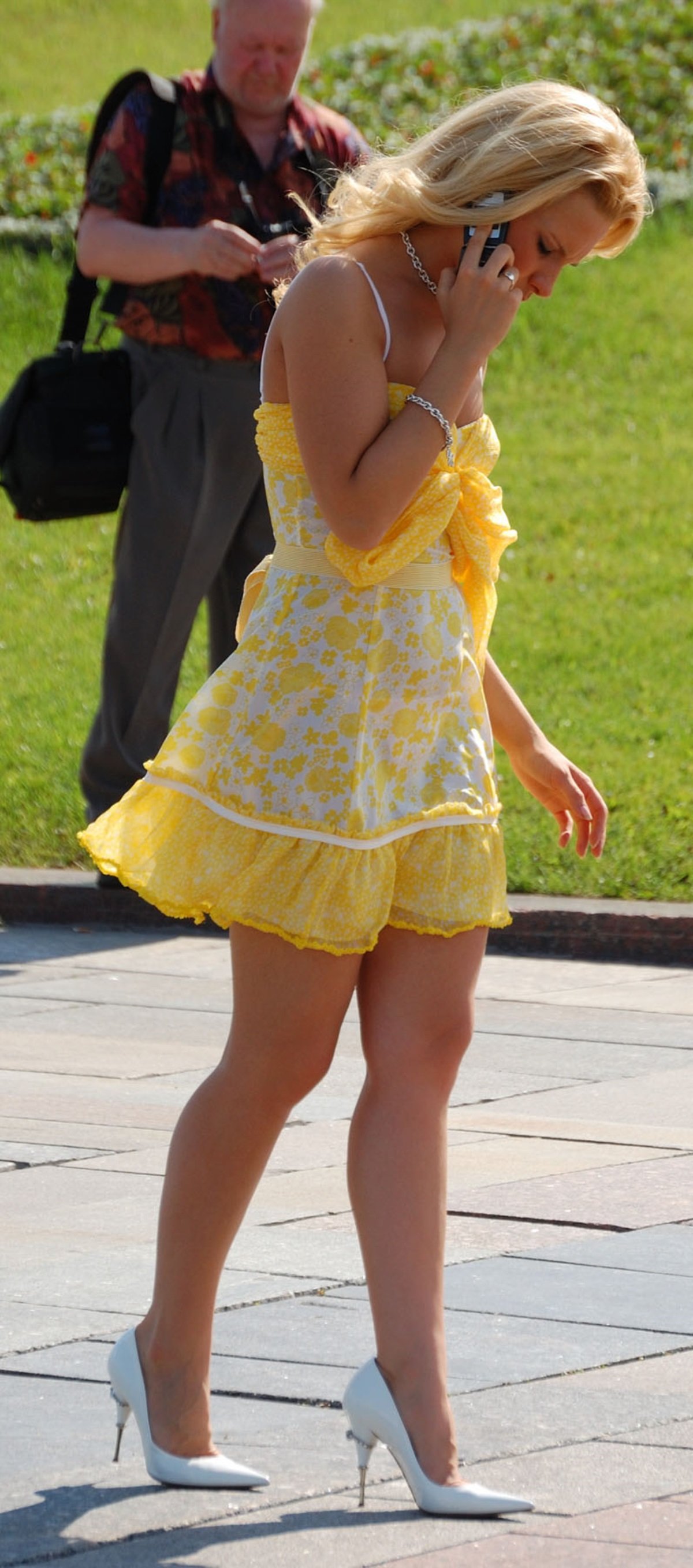 Фото девушки задирающей желтый сарафан на лестнице