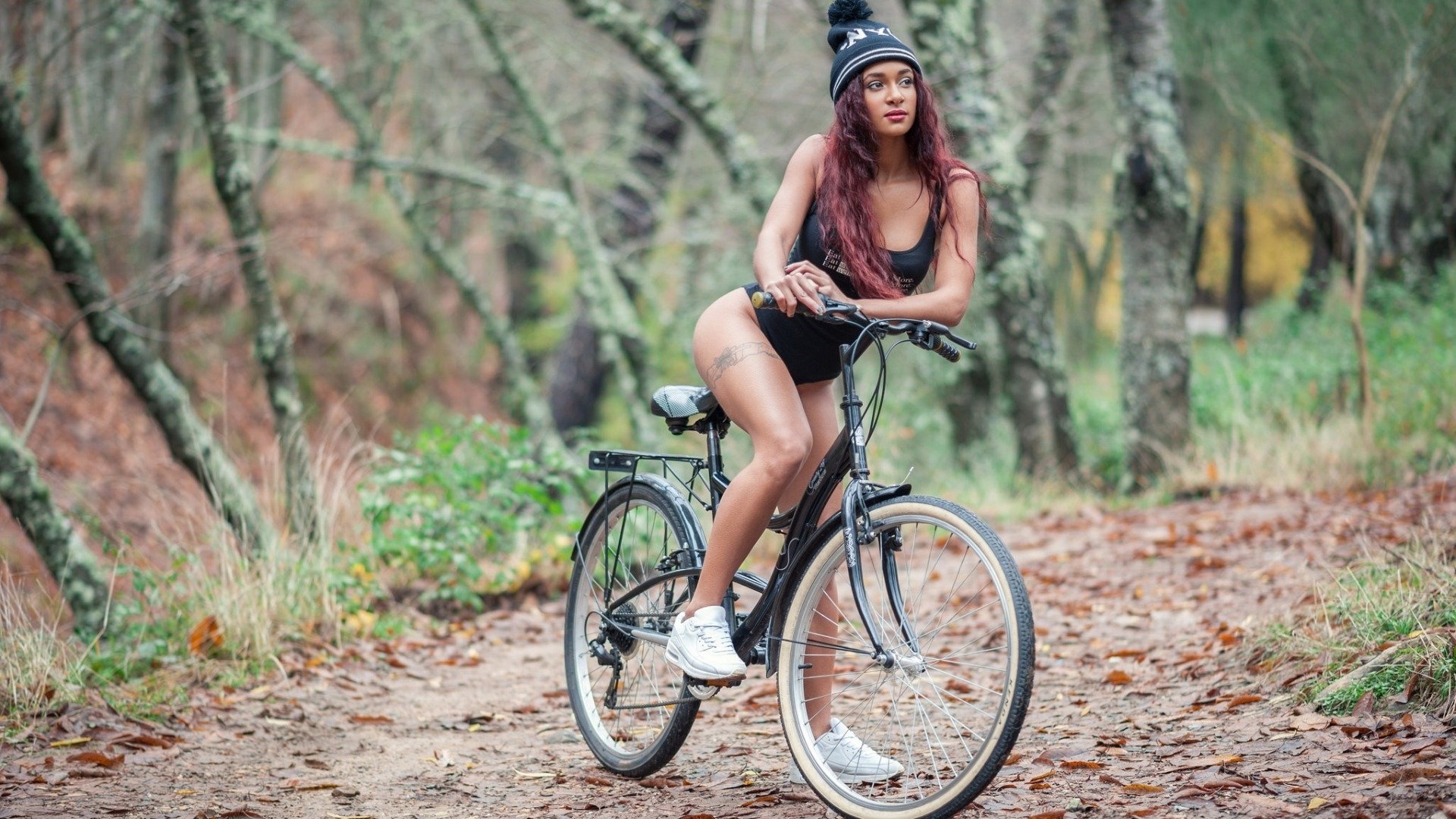 Раздетая девушка с велосипедом на фото