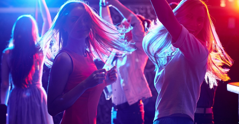 Клубная музыка на вечеринке возбуждает молоденьких сосок и они ебутся не желея своих пизденок