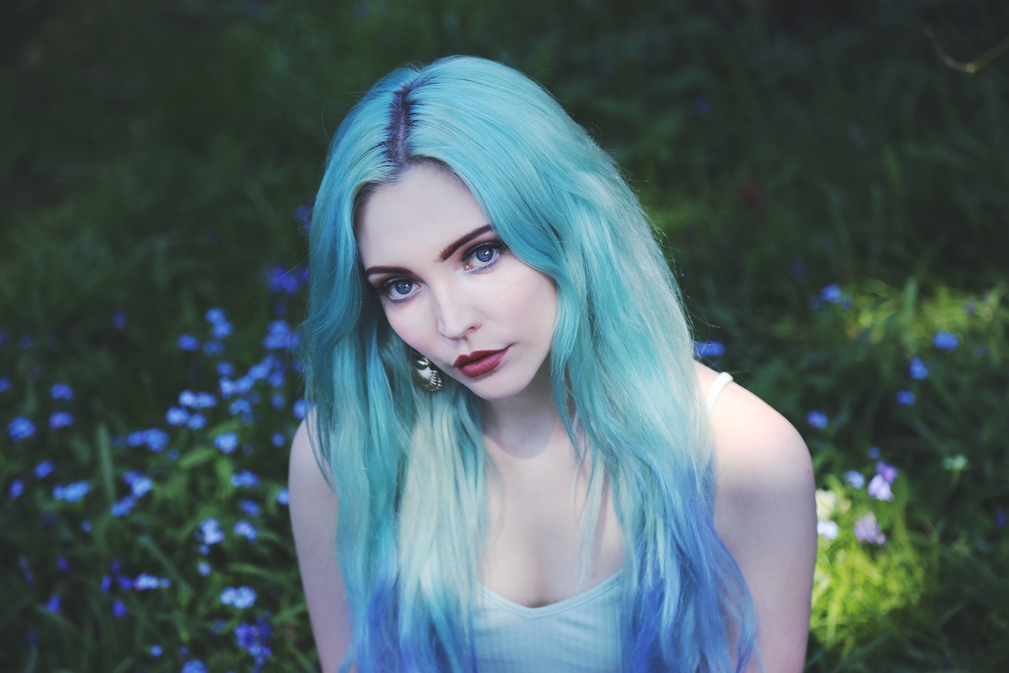 Голая девушка с разноцветными волосами фото