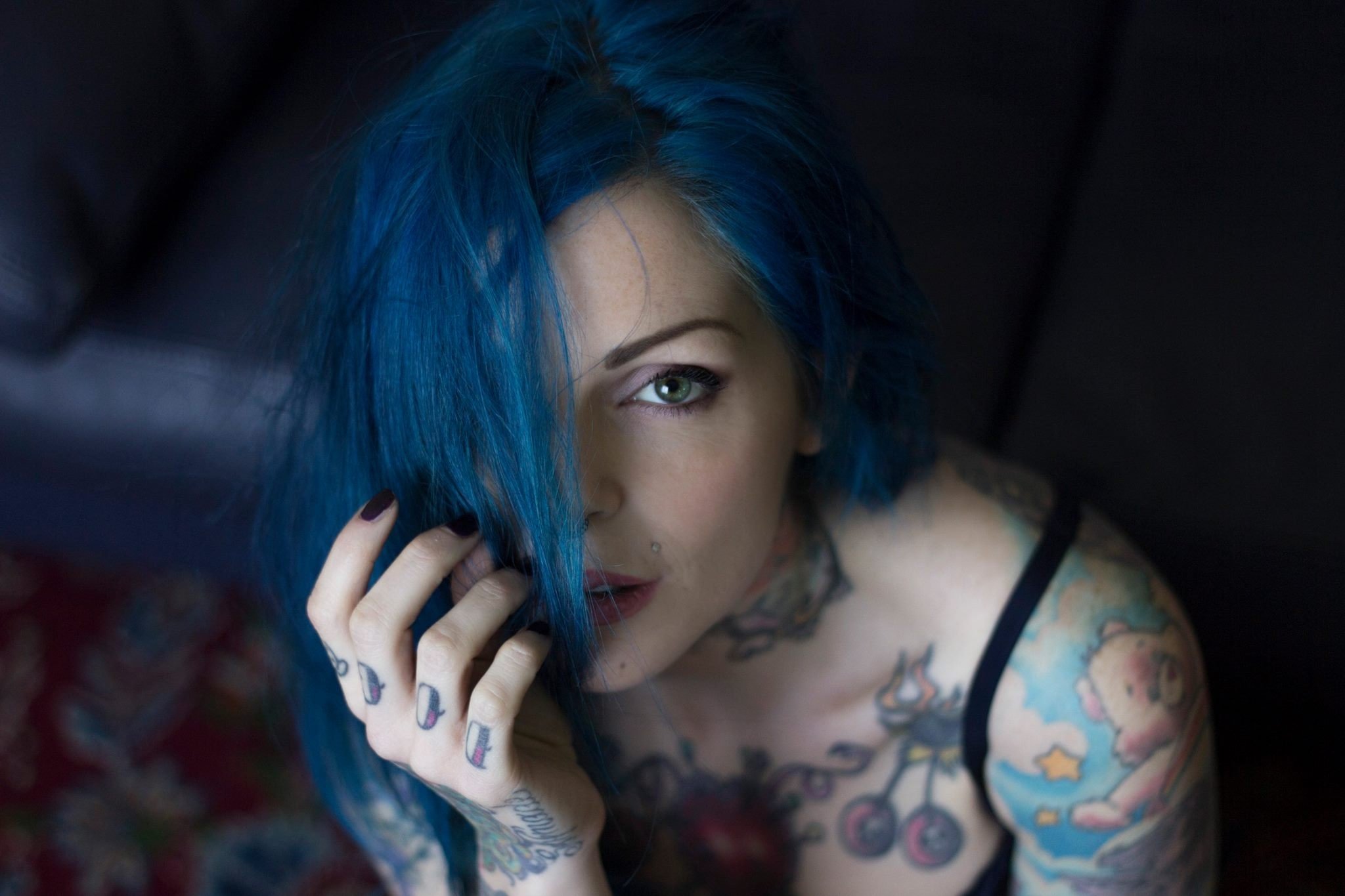 Девушка с голубыми волосами и татуировками сосёт тонкий член приятеля