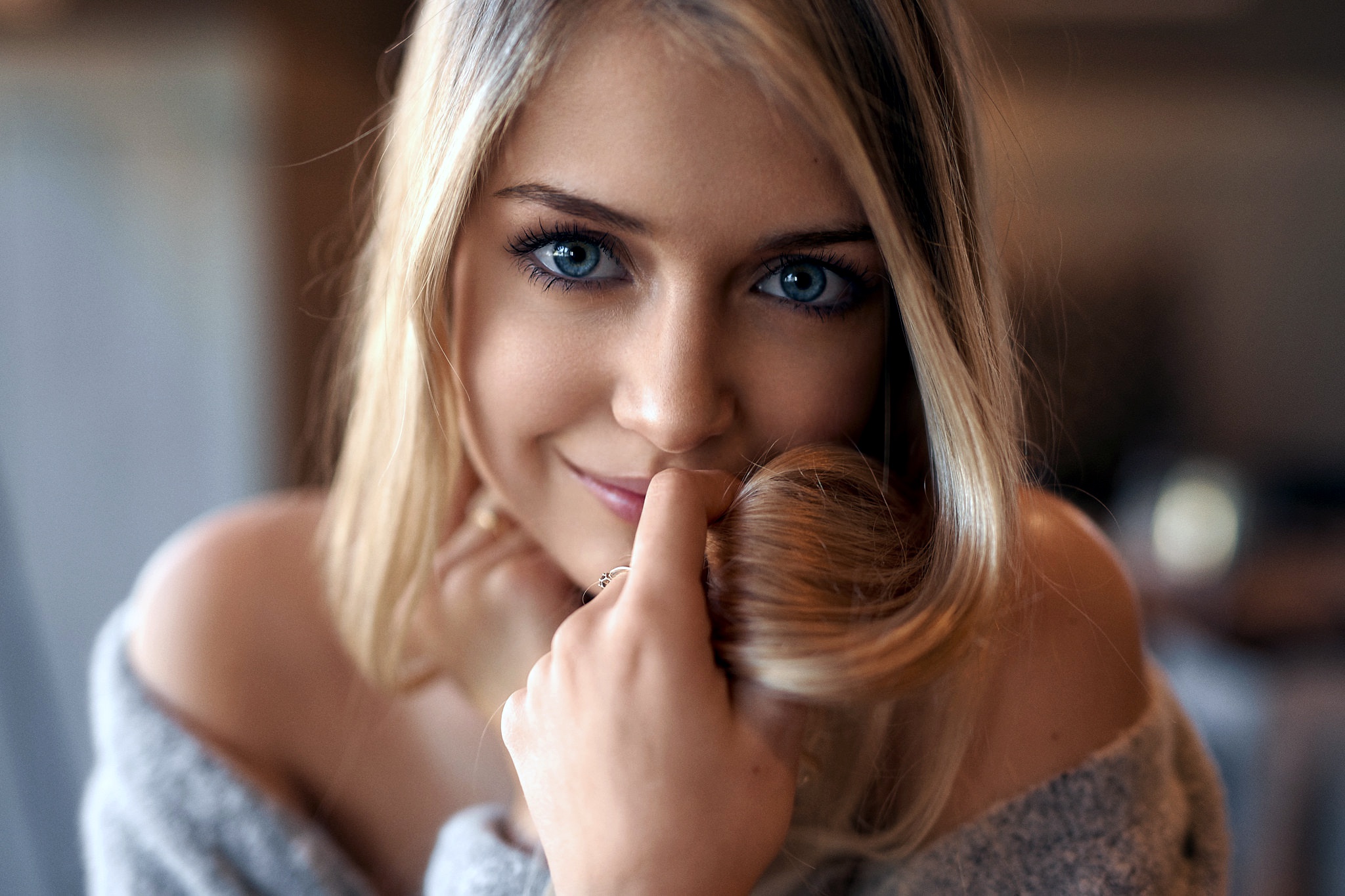 Фото блондинки с голубыми глазами и красивой грудью