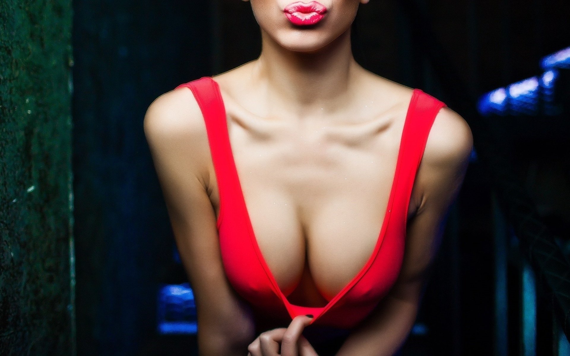 Красивые эротические фото девицы в красном платье с глубоким вырезом
