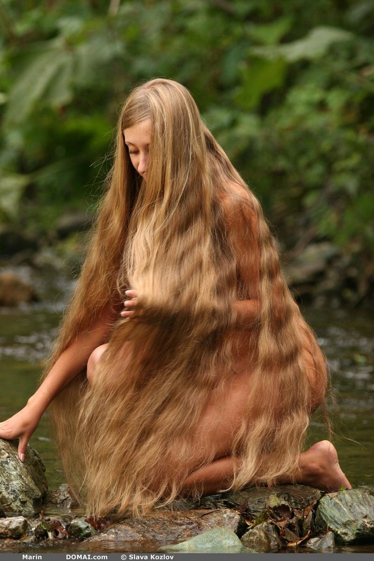 Смуглянка с роскошными волосами принимает душ