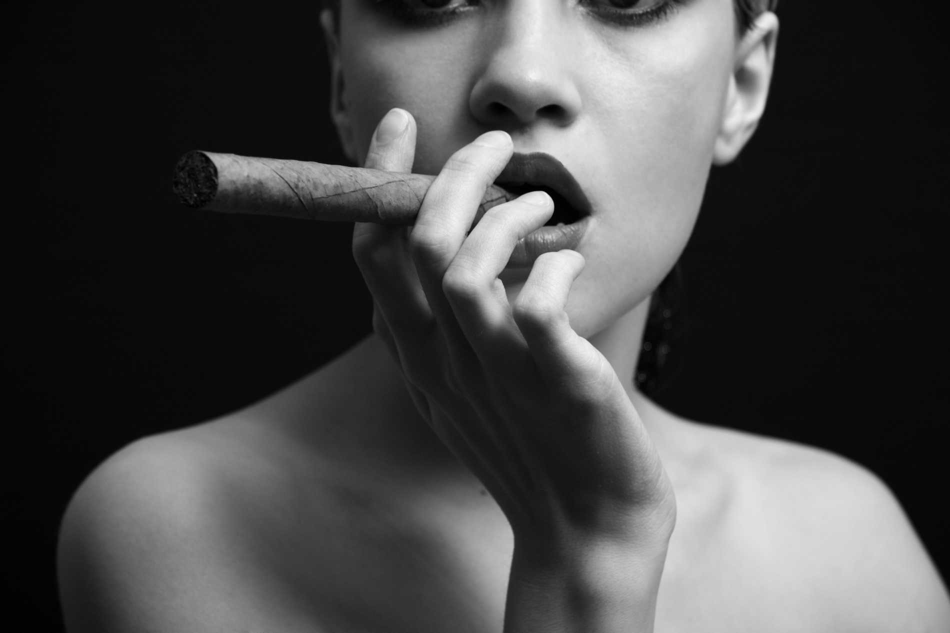 Унитазная эротика с сигаретой во рту