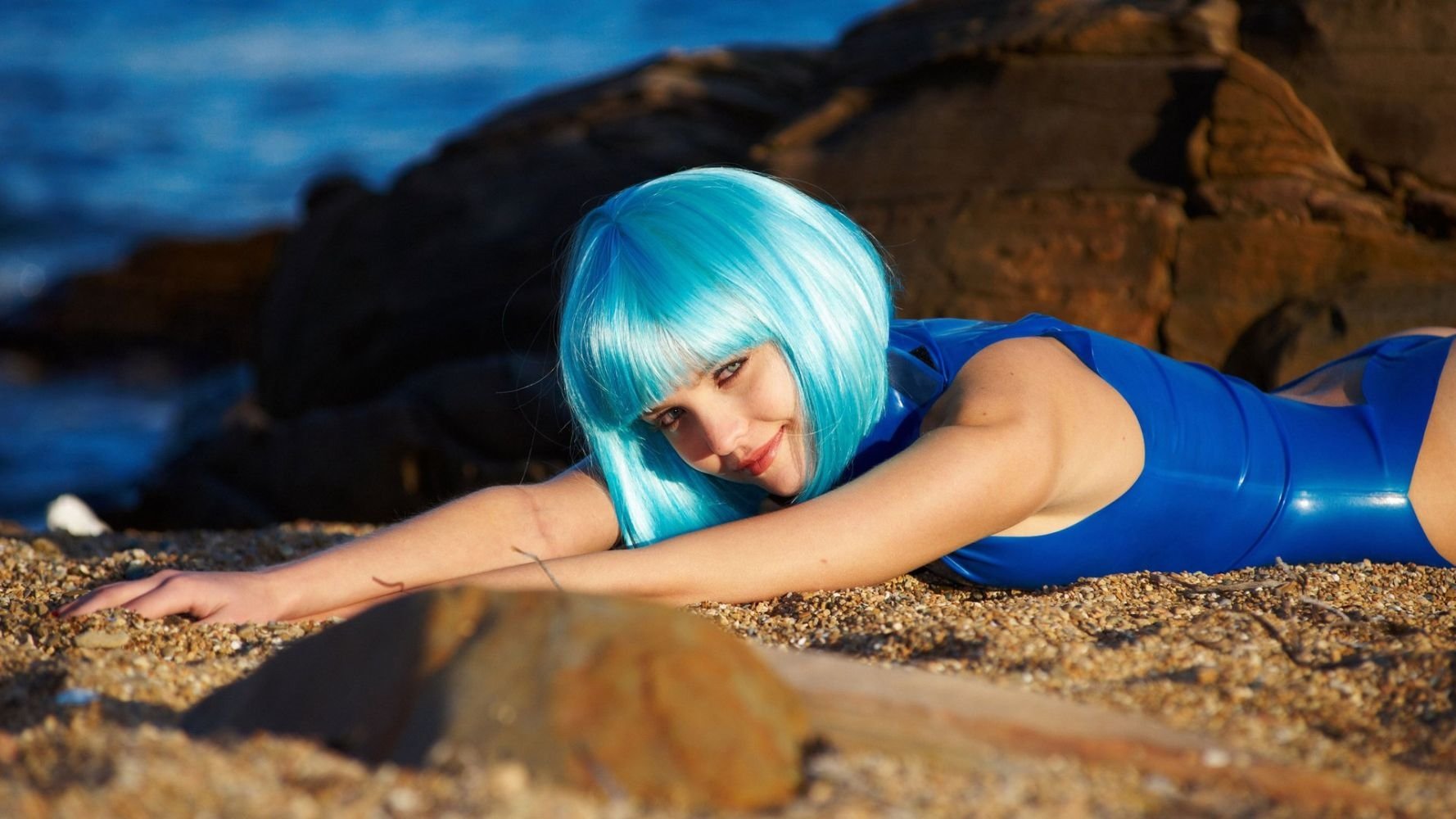 Косплейша с голубыми косами снимает свой сексуальный наряд