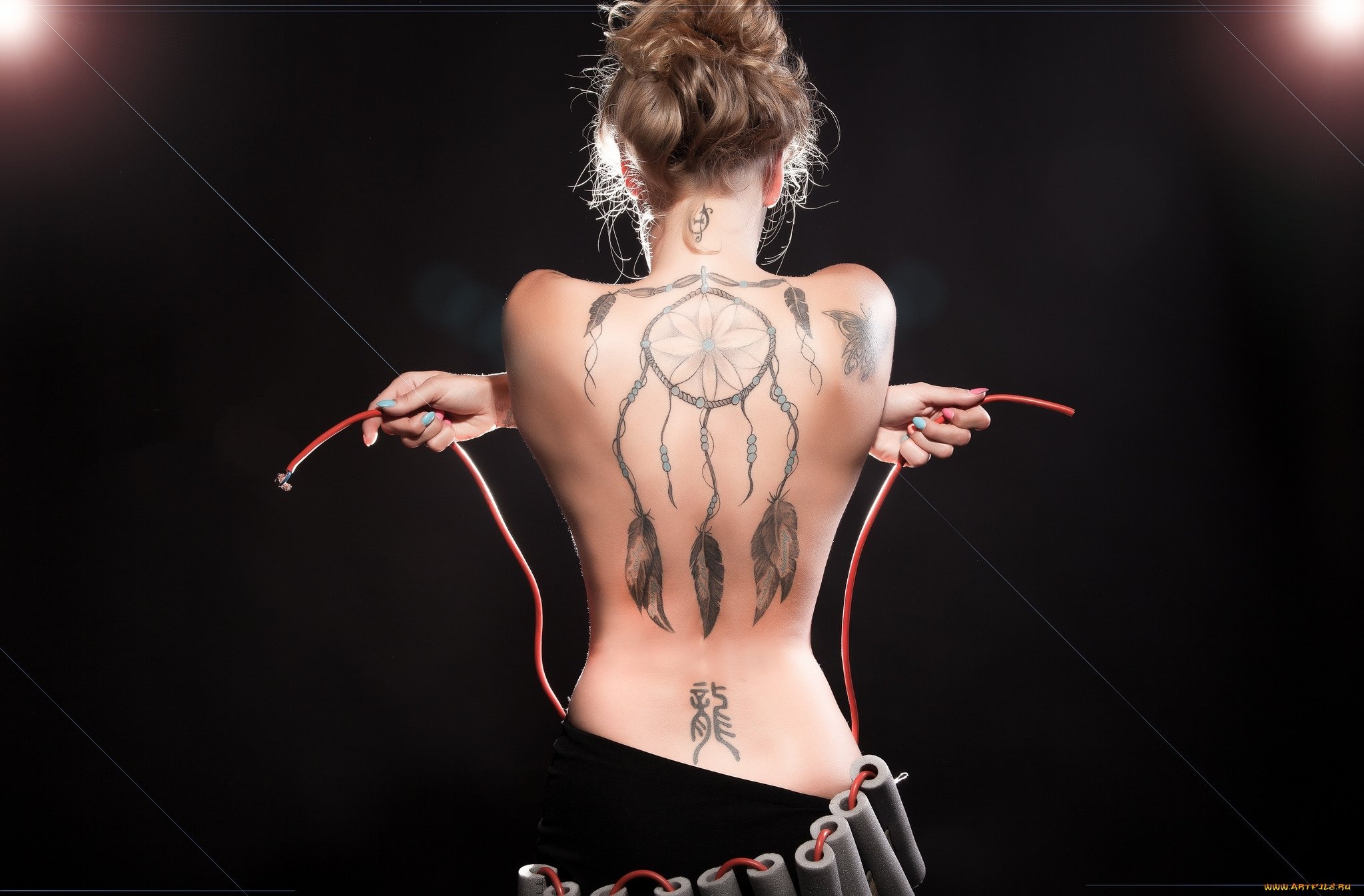 Рыжая девка с татуировками показывает интимные места