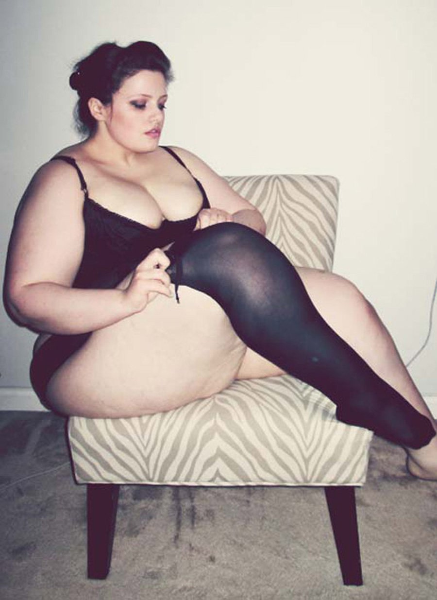 Красивая женщина с голыми толстыми ляжками - фотографии