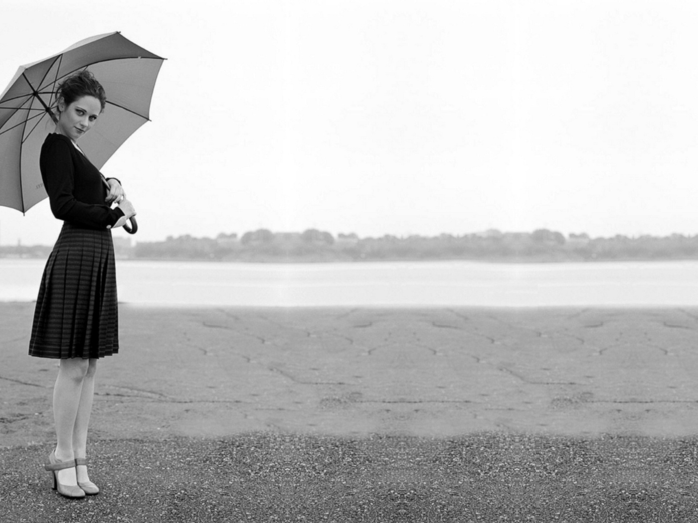 Молодая красотка позирует  с зонтиком