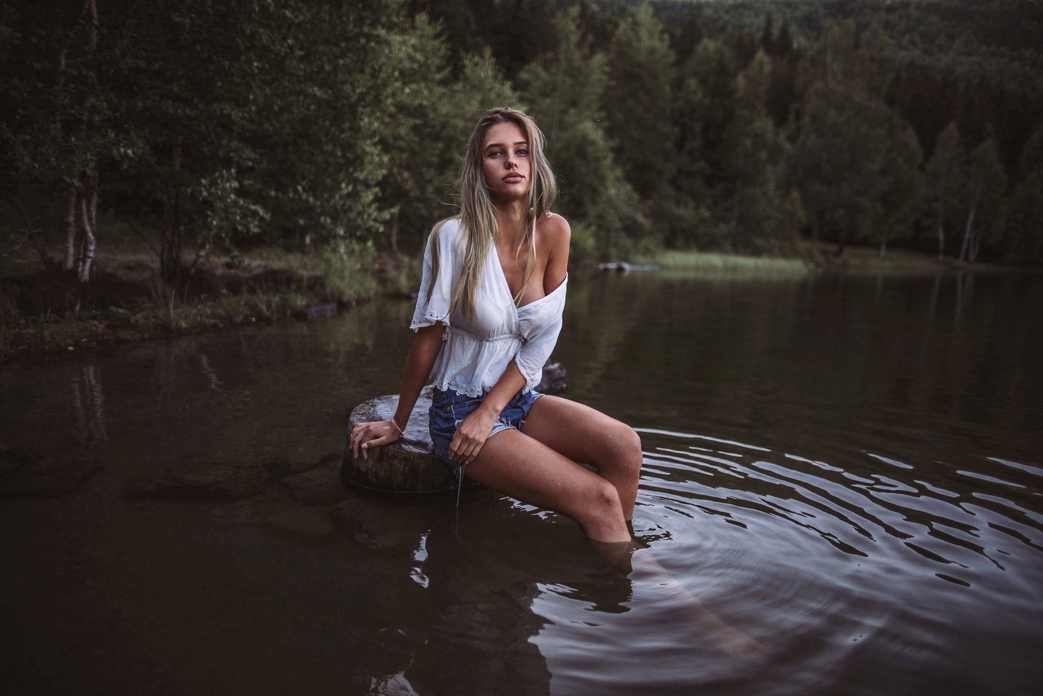 Роскошная блондинка на реке