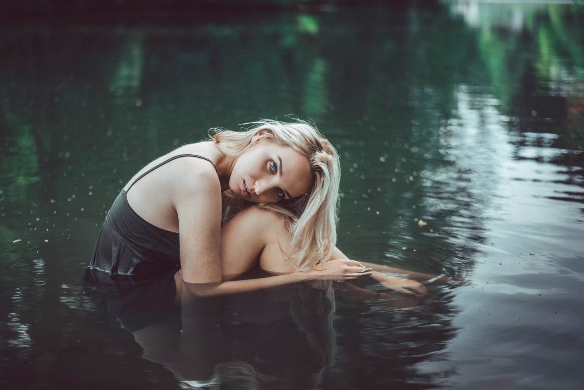 Чудесная блондинка играет с писей у реки
