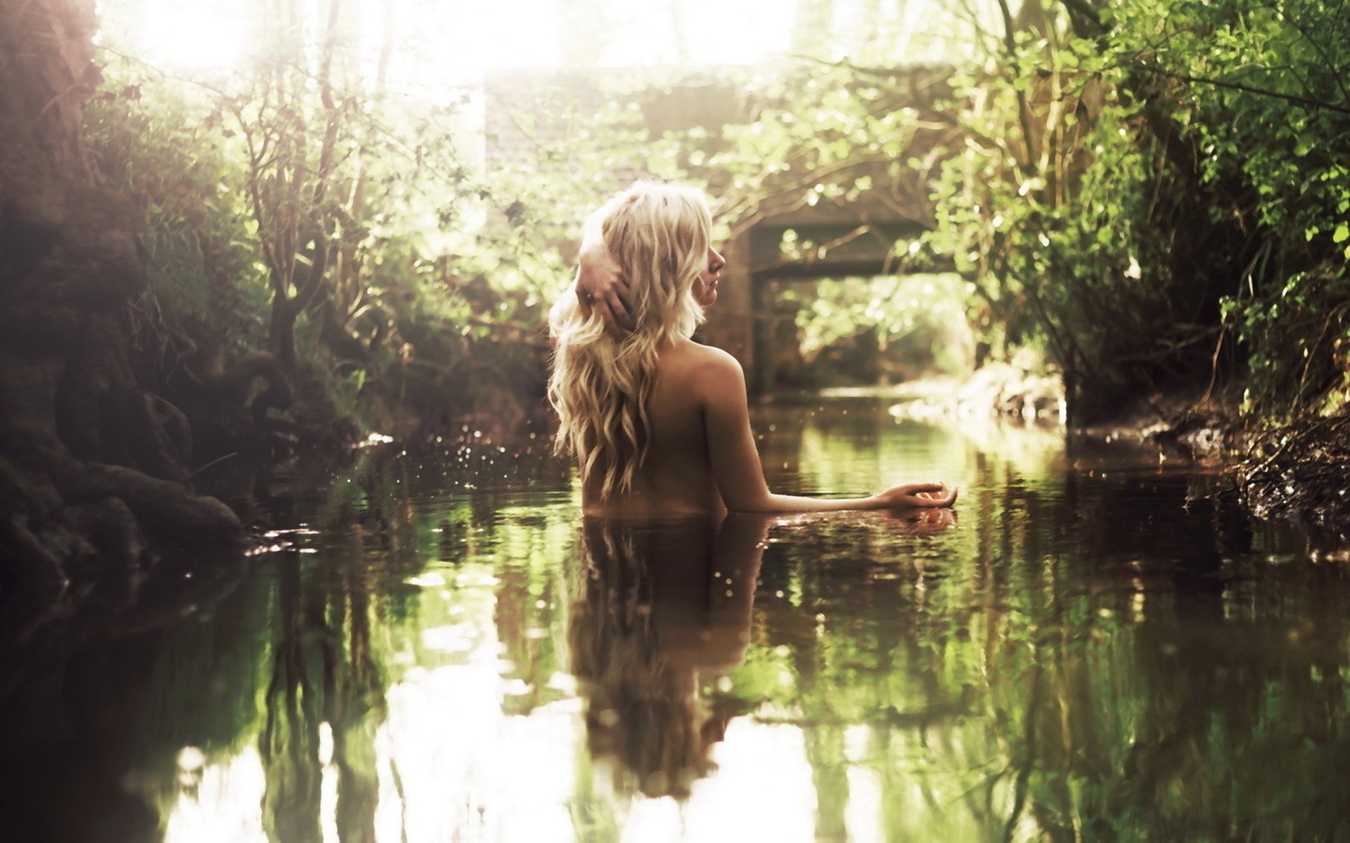 Девушка купается в озере