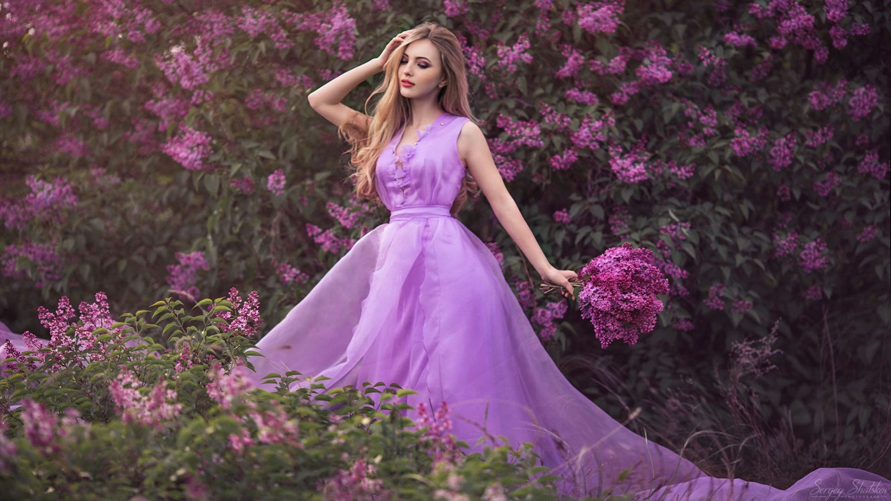 Фото скромной девушки ласкающей себя на фиолетовом фоне
