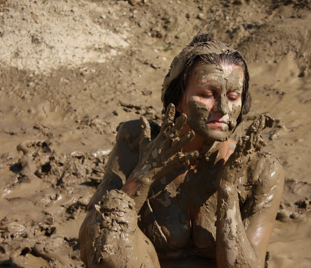 Девушка в грязи