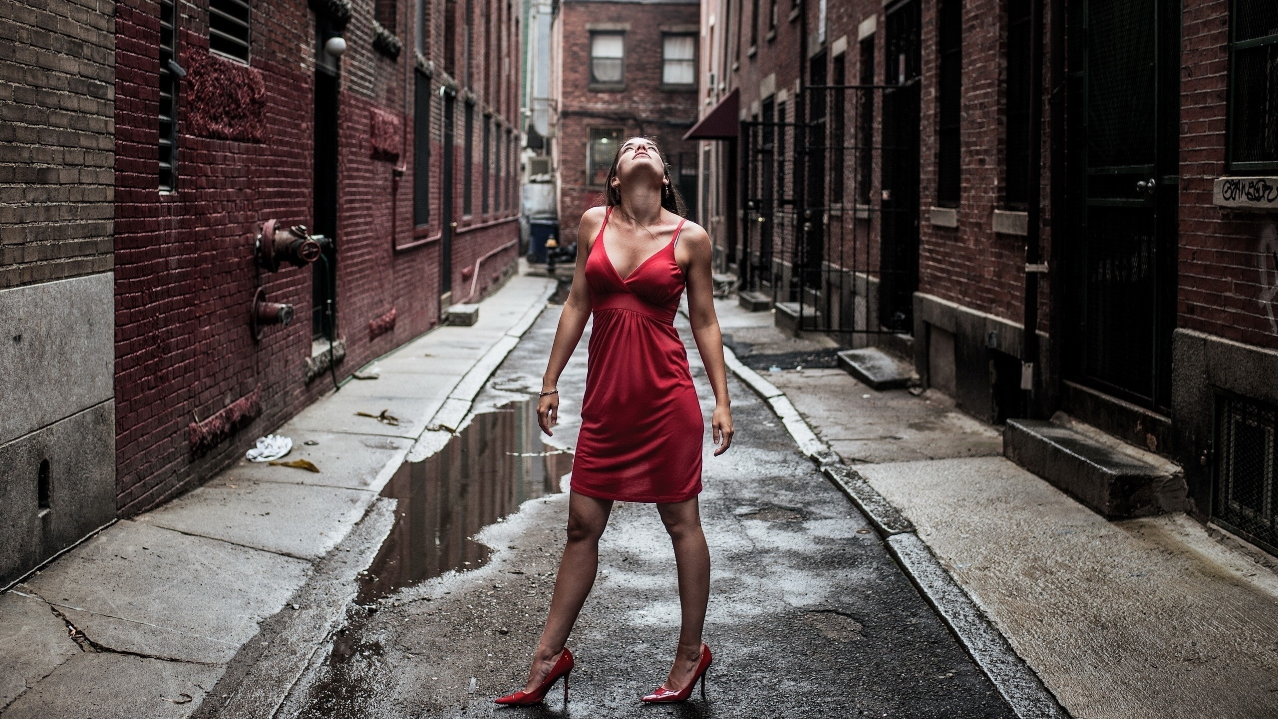 Девушка В Красном Платье На Улице
