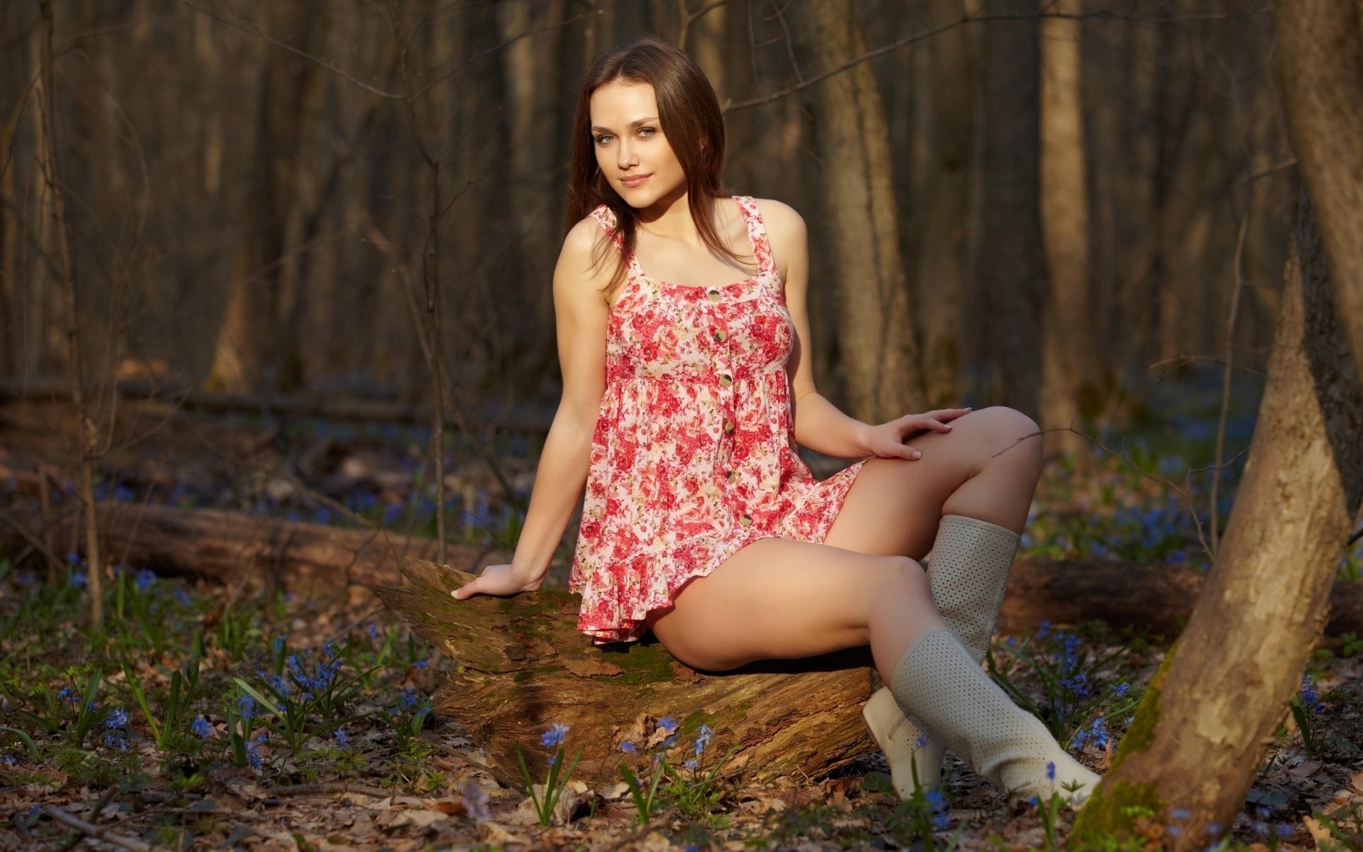 Katie Jordin в лесу