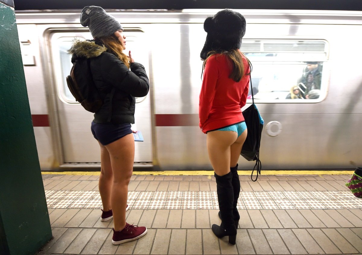 Молодая девушка попалась на камеру в юбке пока стола в метро в полосатых трусиках