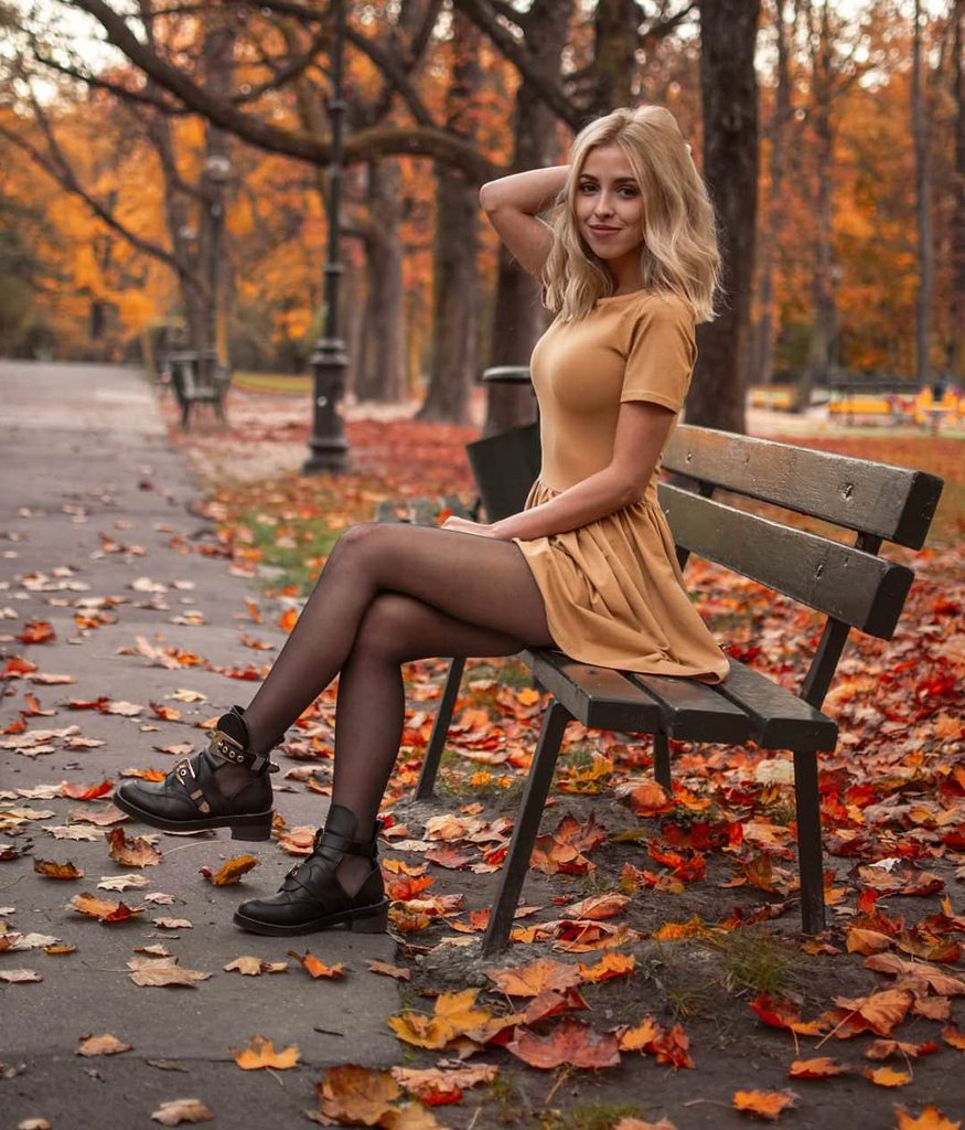 Фото девушки без трусиков в осеннем парке