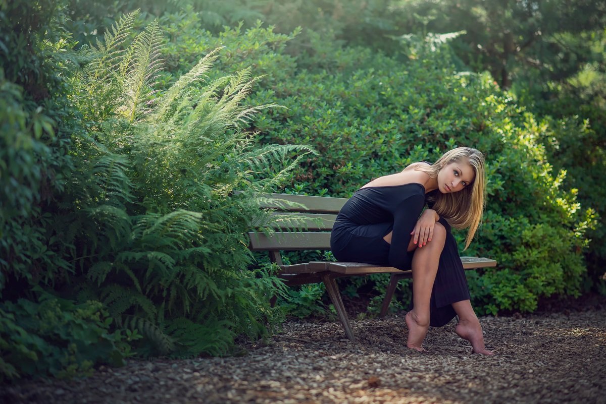 Сидя на дереве в парке девушка ласкает клитор фото