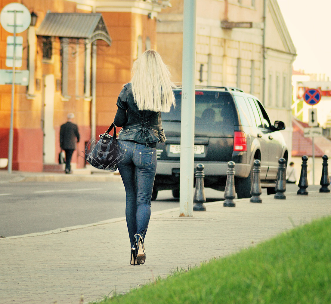 Девушка в прозрачных лосинах прогуливается по городу а парень снимает ее попку на камеру