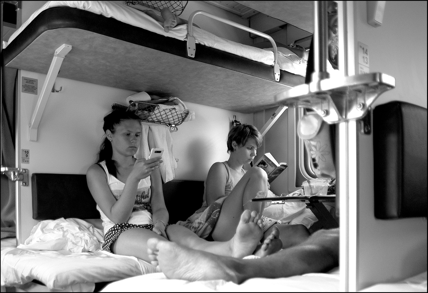 Порно 3 Парней И Девушка В Поезде