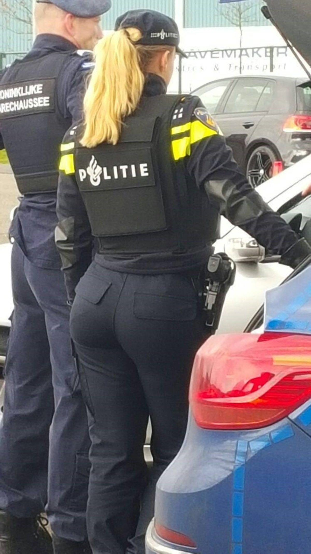 Женщина-полицейский с дредами отрастила большую жопу на службе