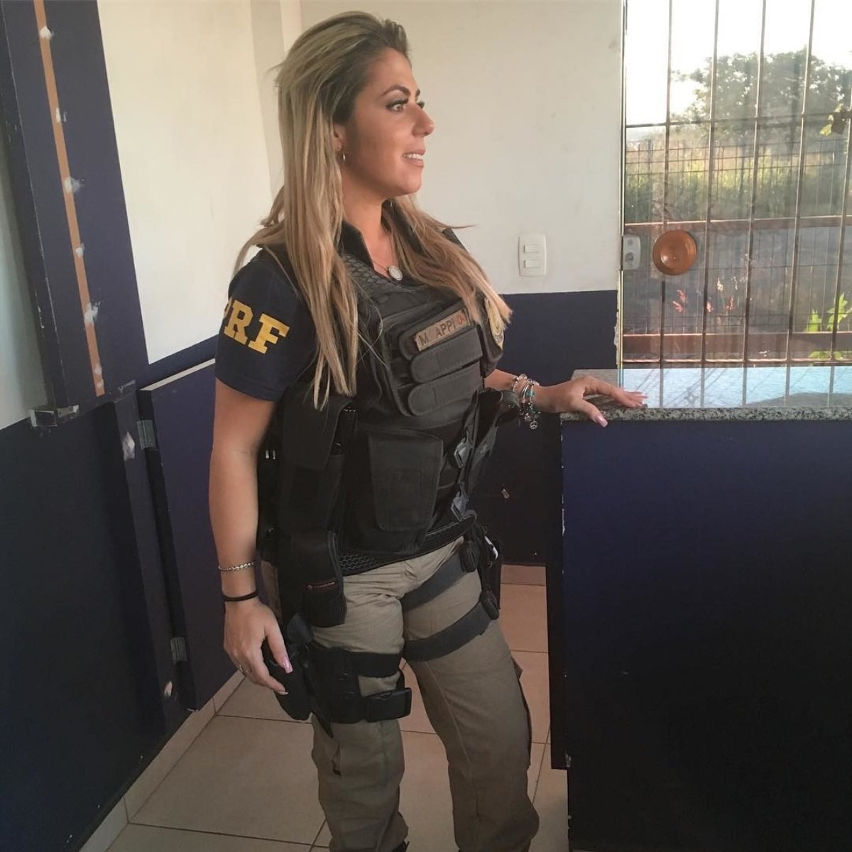 Capri Cavanni в полицейской униформе 