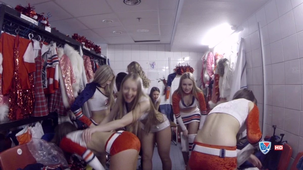 Русские девки в раздевалке палят свои прелести