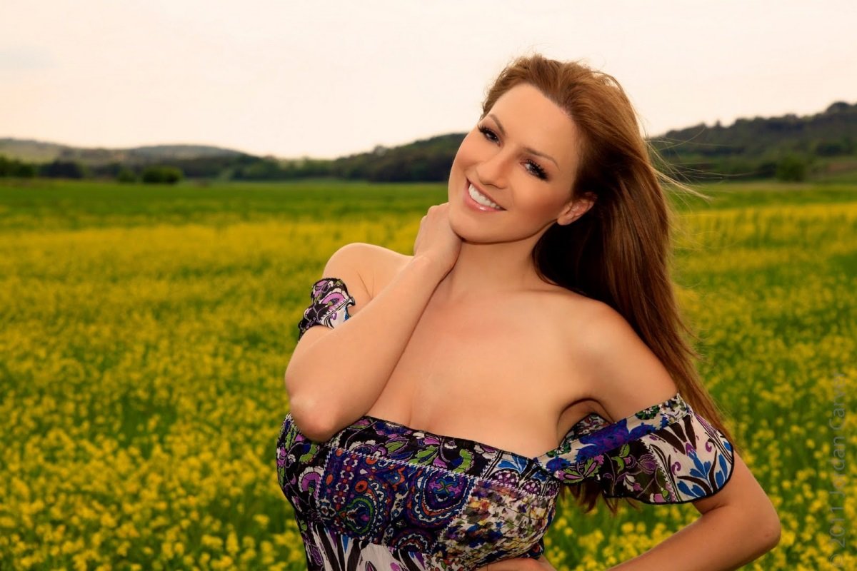 18-летняя красавица с натуральной грудью покажет себя в деле 