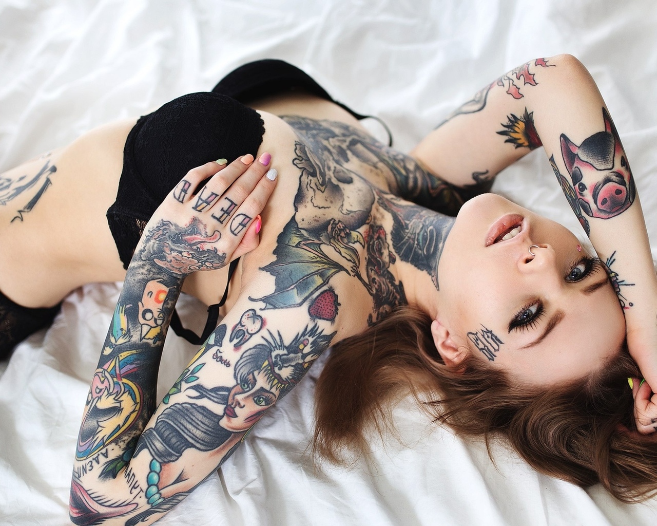 Красивые девушки с татуировкой