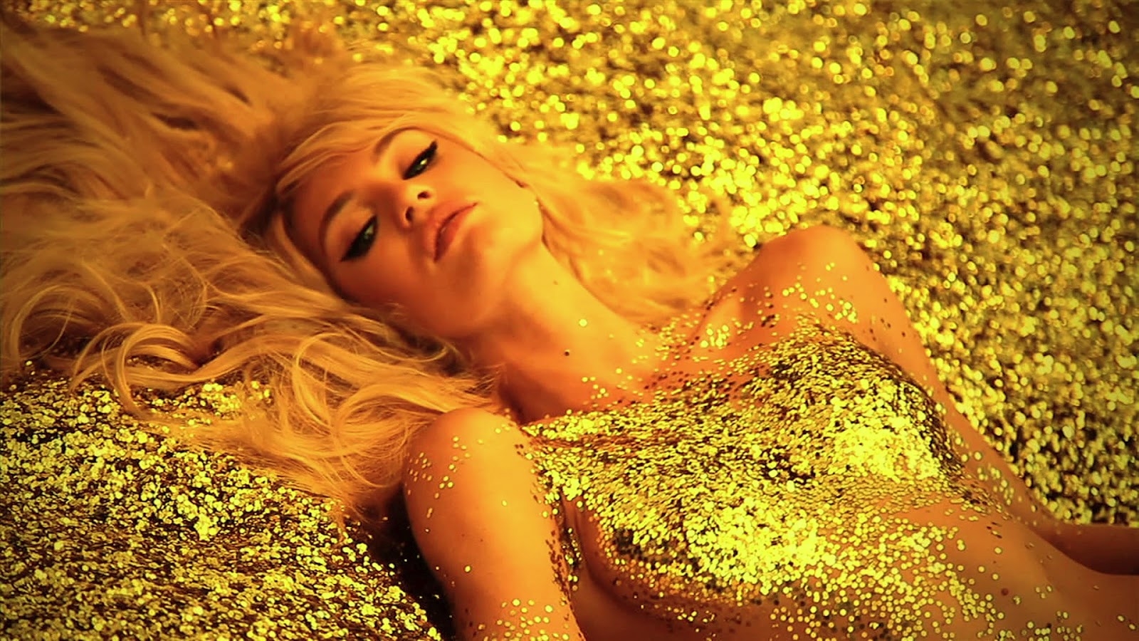 Супер золотой дождь на тело разгоряченной блондинки капал теплыми возбуждающими каплями